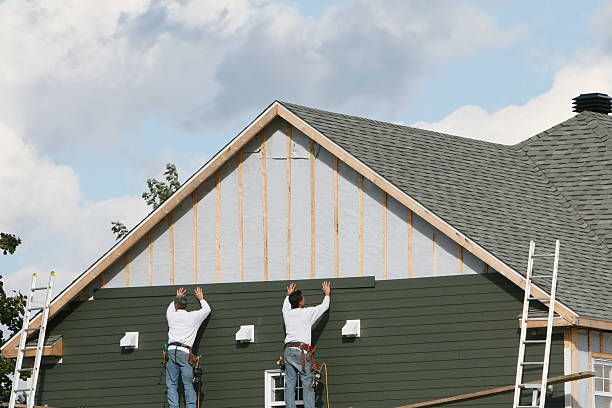 Professional Vinyl Siding technician working in Hinckley, OH